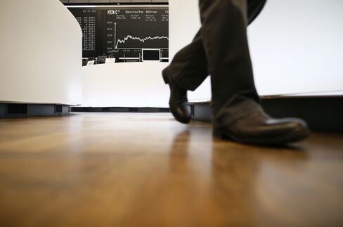 European Stocks Rise With Italy, Spain Bonds
