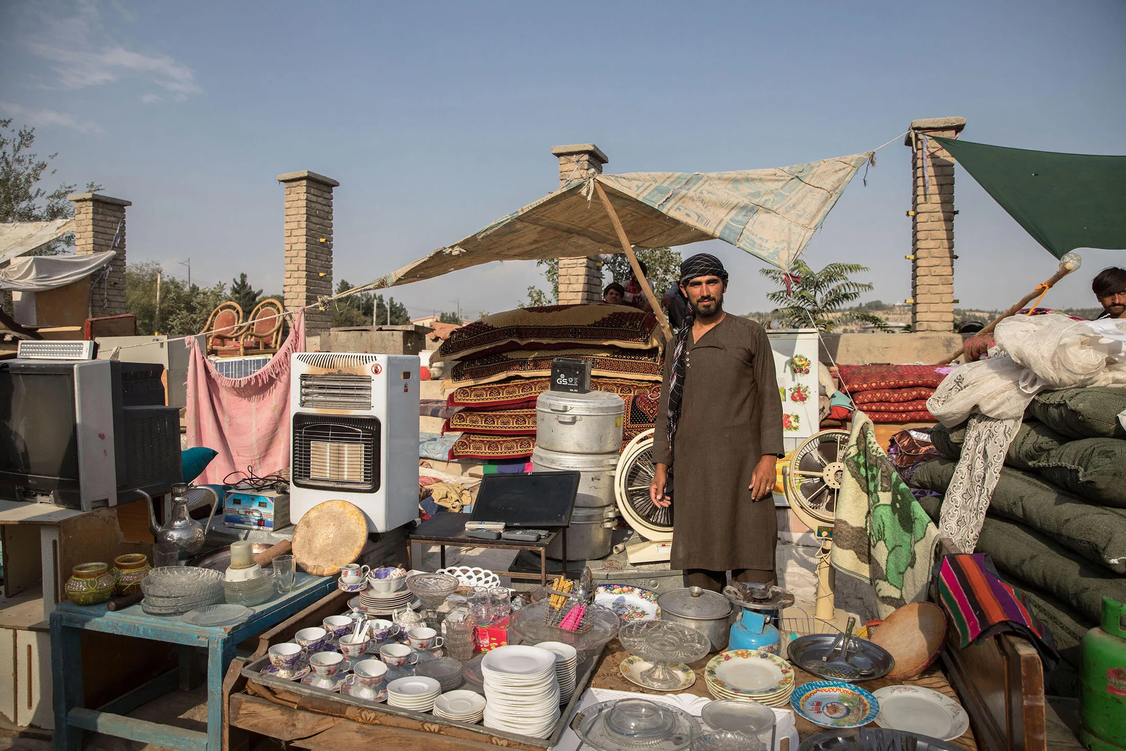 A makeshift&nbsp;open-air flea market offering food and basic items&nbsp;in Kabul on Sept. 23.