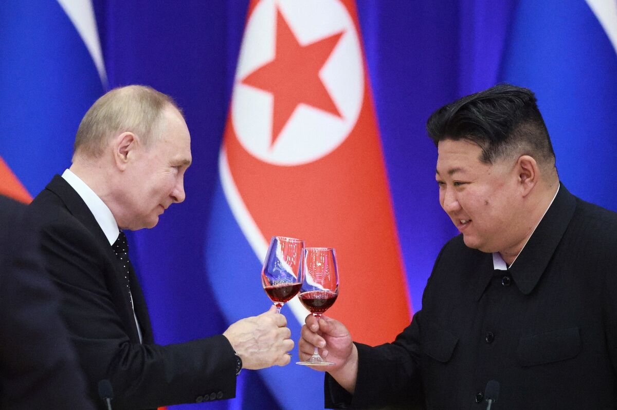 North Korea Joining Putin’s War in Ukraine Gives Xi a Headache