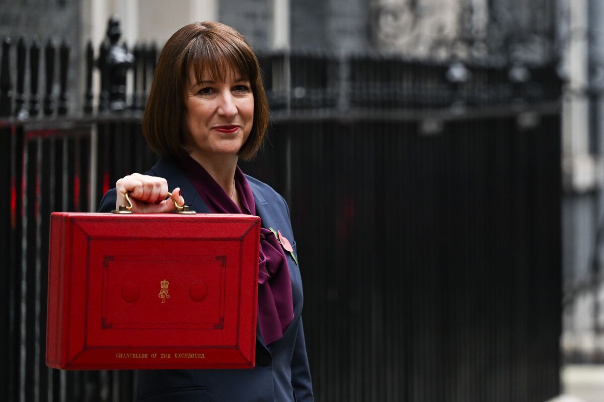 Spike in UK Borrowing Costs Wipes Out Reeves’ Fiscal Headroom