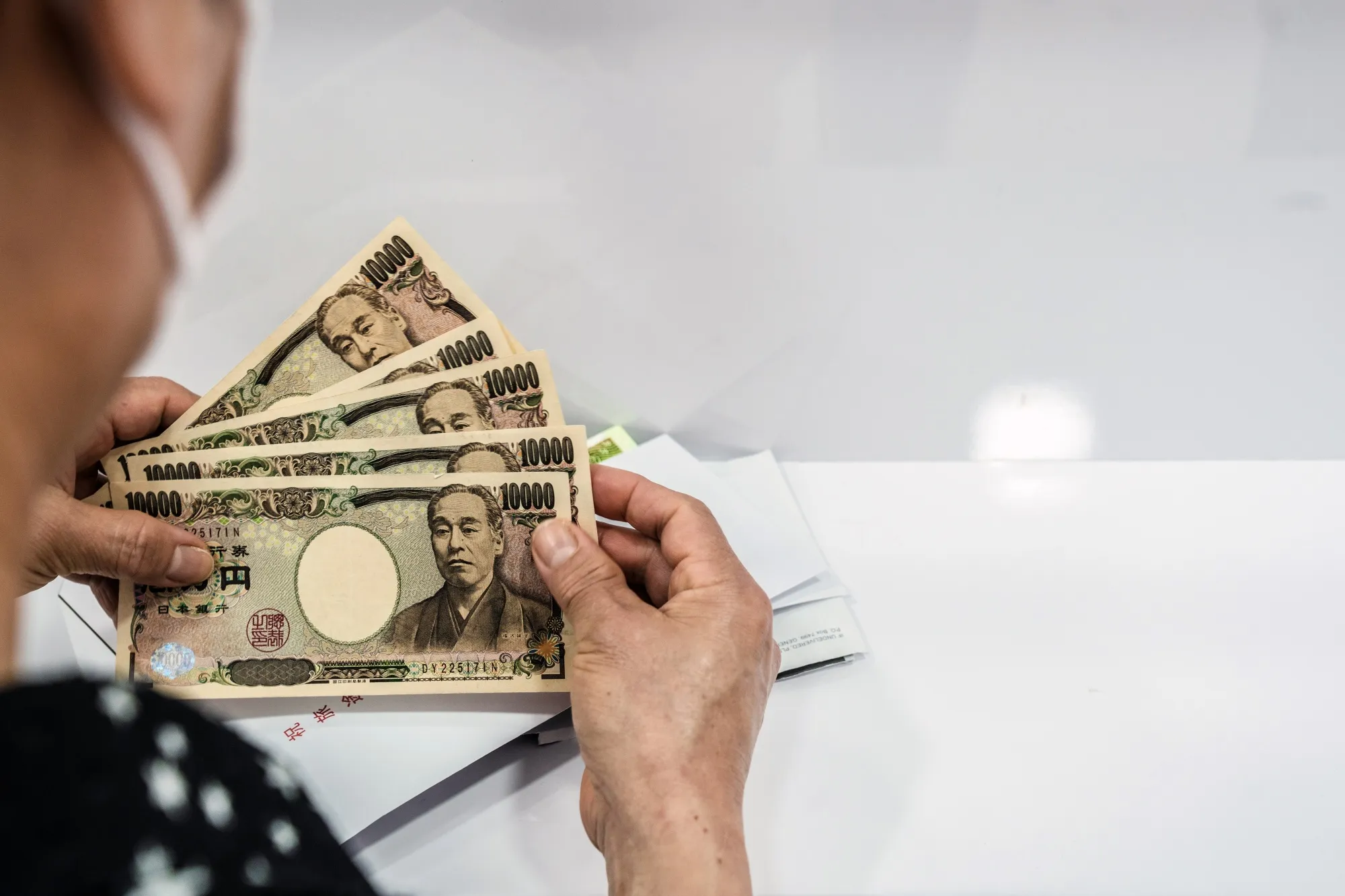 Deutsche Bank Analyst Likens Yen (JPY USD) to Turkish Lira, Argentine Peso  - Bloomberg