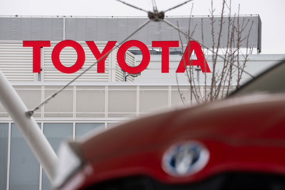 Toyota Sales Fall For Fifth Month on Middle East Turmoil, China