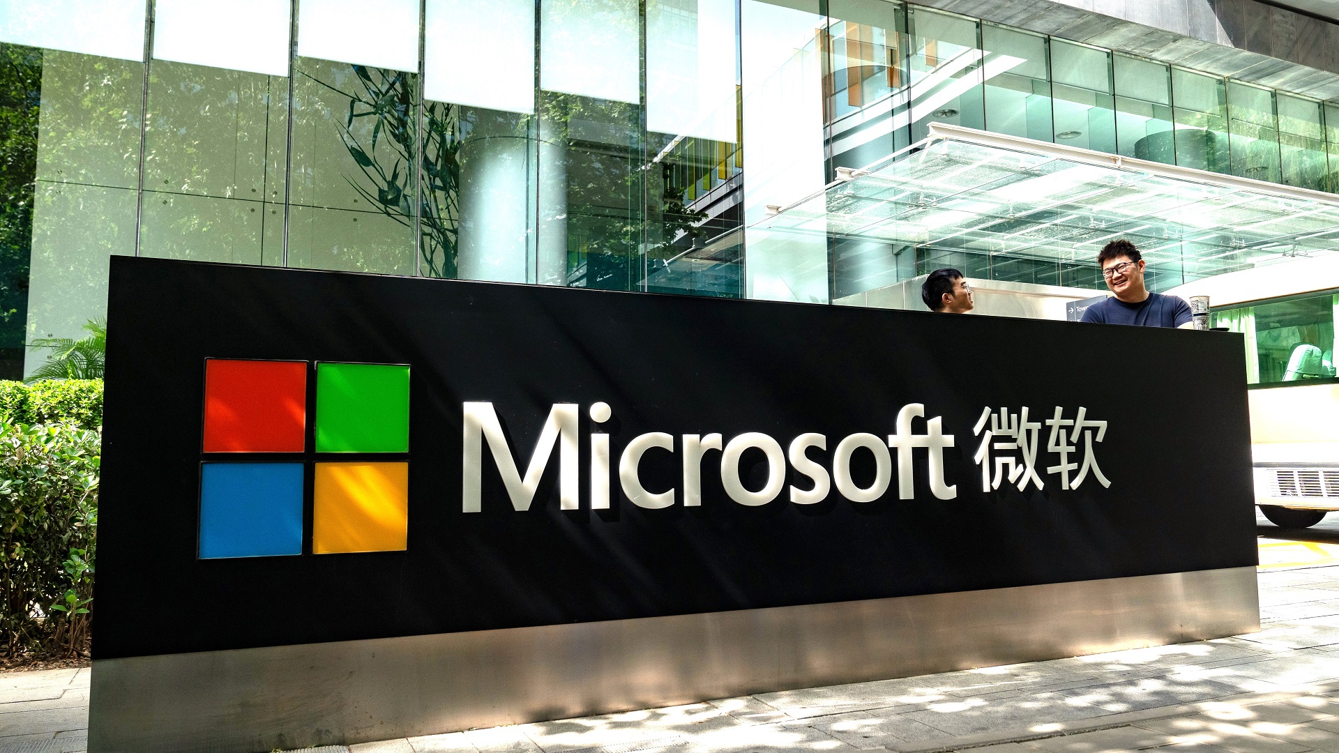 Watch Microsoft Tells China Staff to Swap Androids for iPhones - Bloomberg