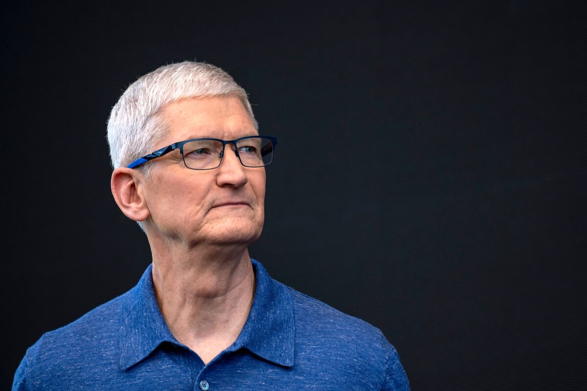 Memo: Tim Cook told employees that he is “heartbroken by the events in Minneapolis” and calls for a “deescalation”