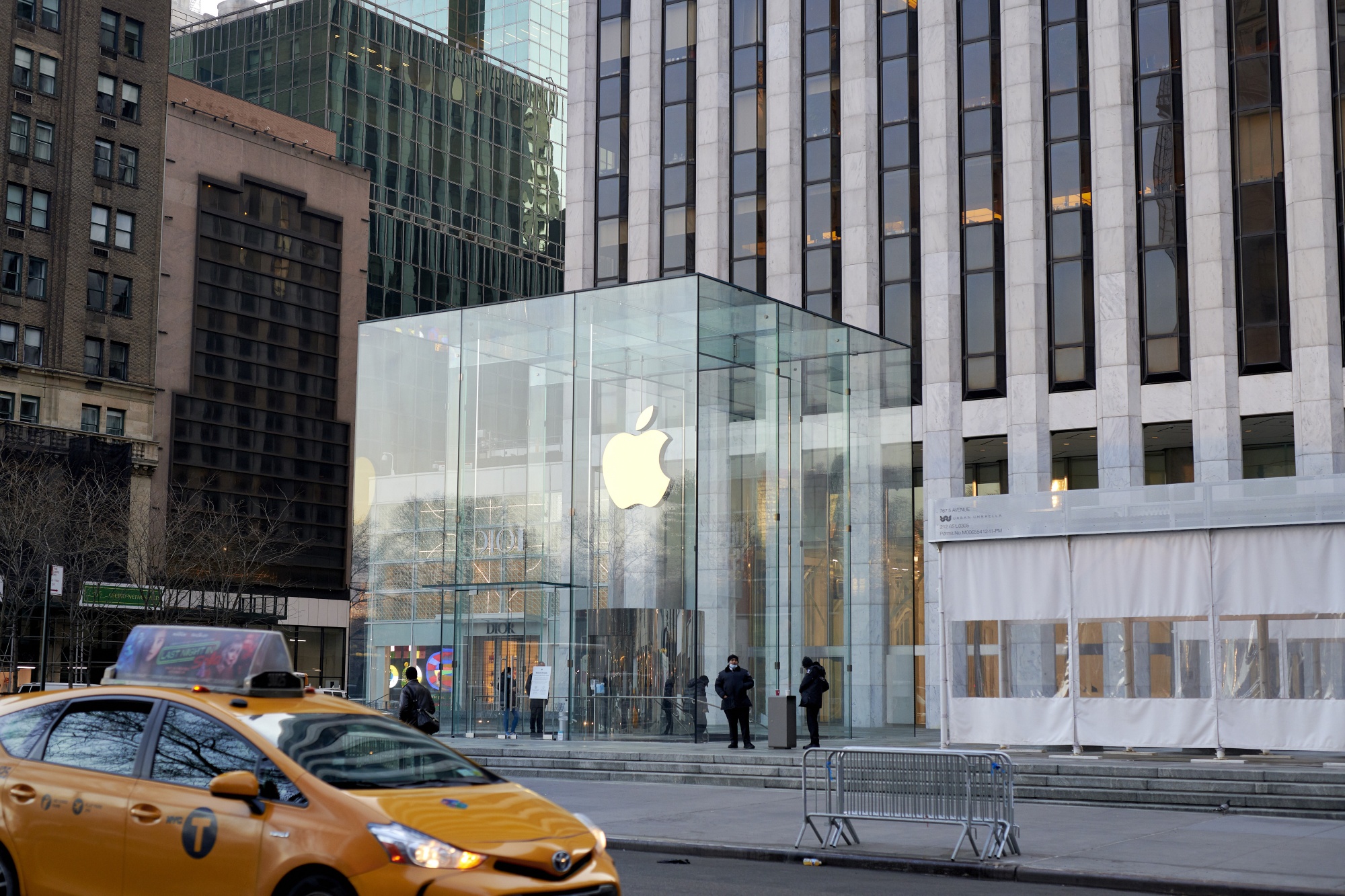 サムスンの新広告で偽アップル従業員が折りたたみ式iPhoneの欠如を揶揄し「それが我々の仕事だ、我々は待つ」と発言