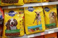 Disco Supermarket shelves of dry dog food, in Avenida Callao.