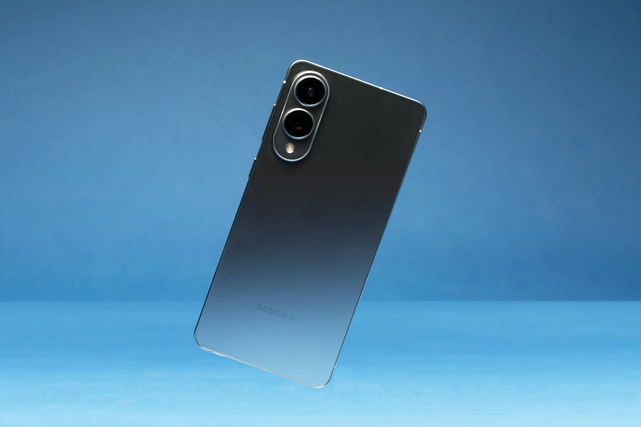 Samsung Galaxy S25 Edge Review: Thin Design, Battery Life Unimpressive,  Price - Bloomberg