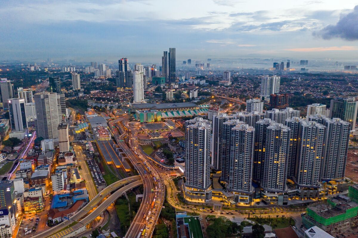 Malaysia's Economic Growth Picks Up, Bucking Regional Headwinds - Bloomberg