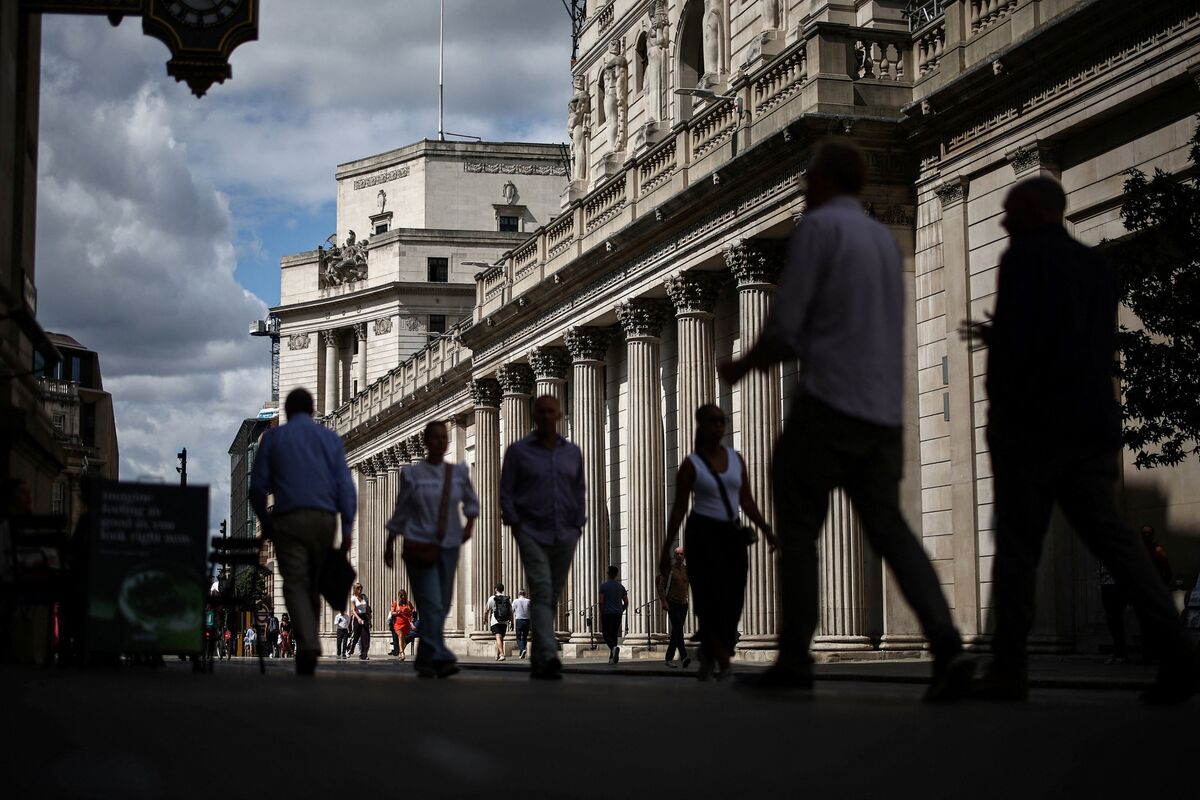 AI Boosts UK Productivity but at the Cost of Jobs, Bank of England Warns