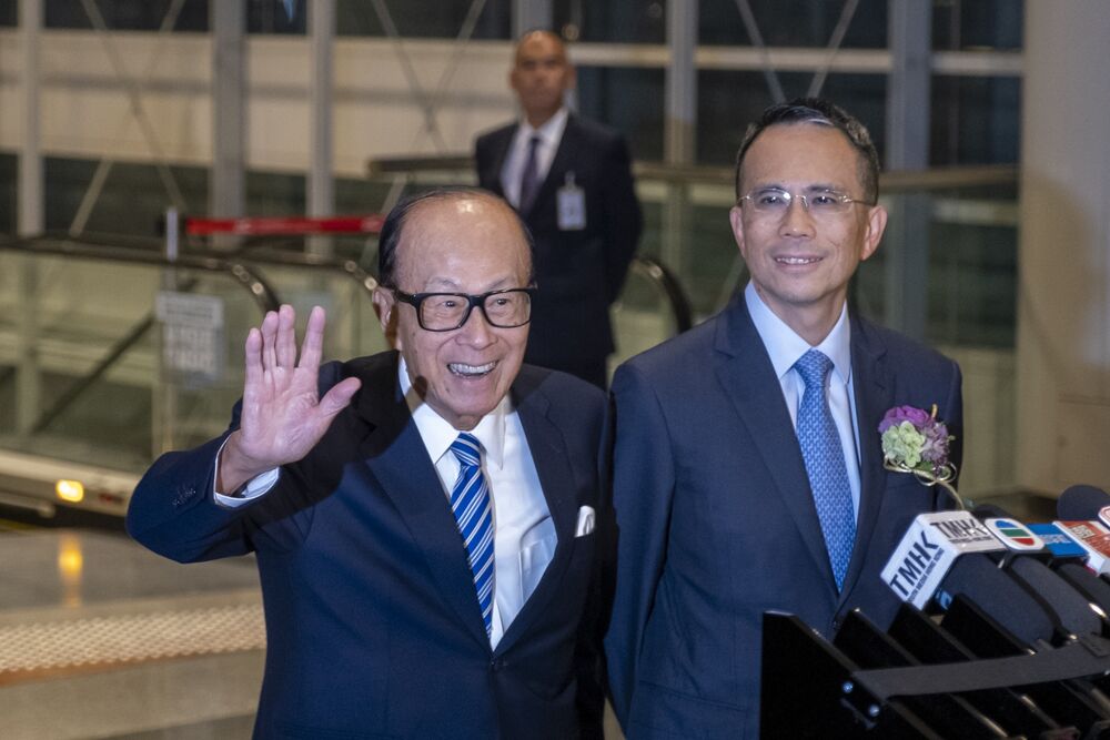 Li Ka-Shing, left, with Victor Li in Hong Kong on Jan. 10.