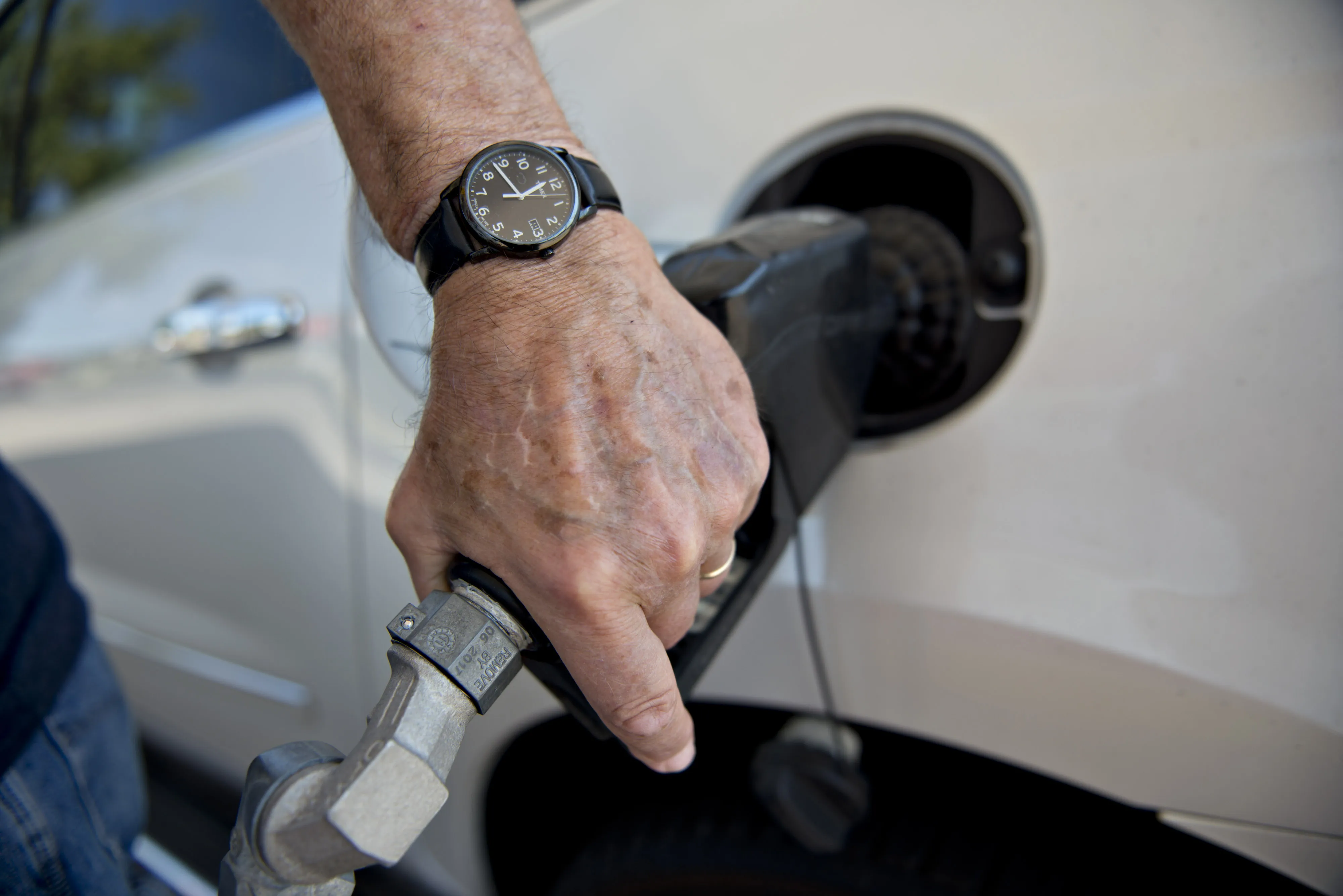 Gasoline Futures Advance as Crude Rallies Amid Syria Talks