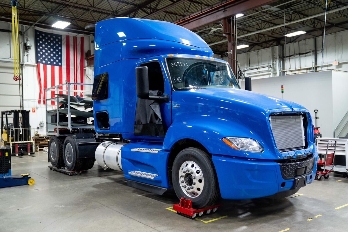 Aurora’s Autonomous Trucks on Track for 2027 After Missing Goals