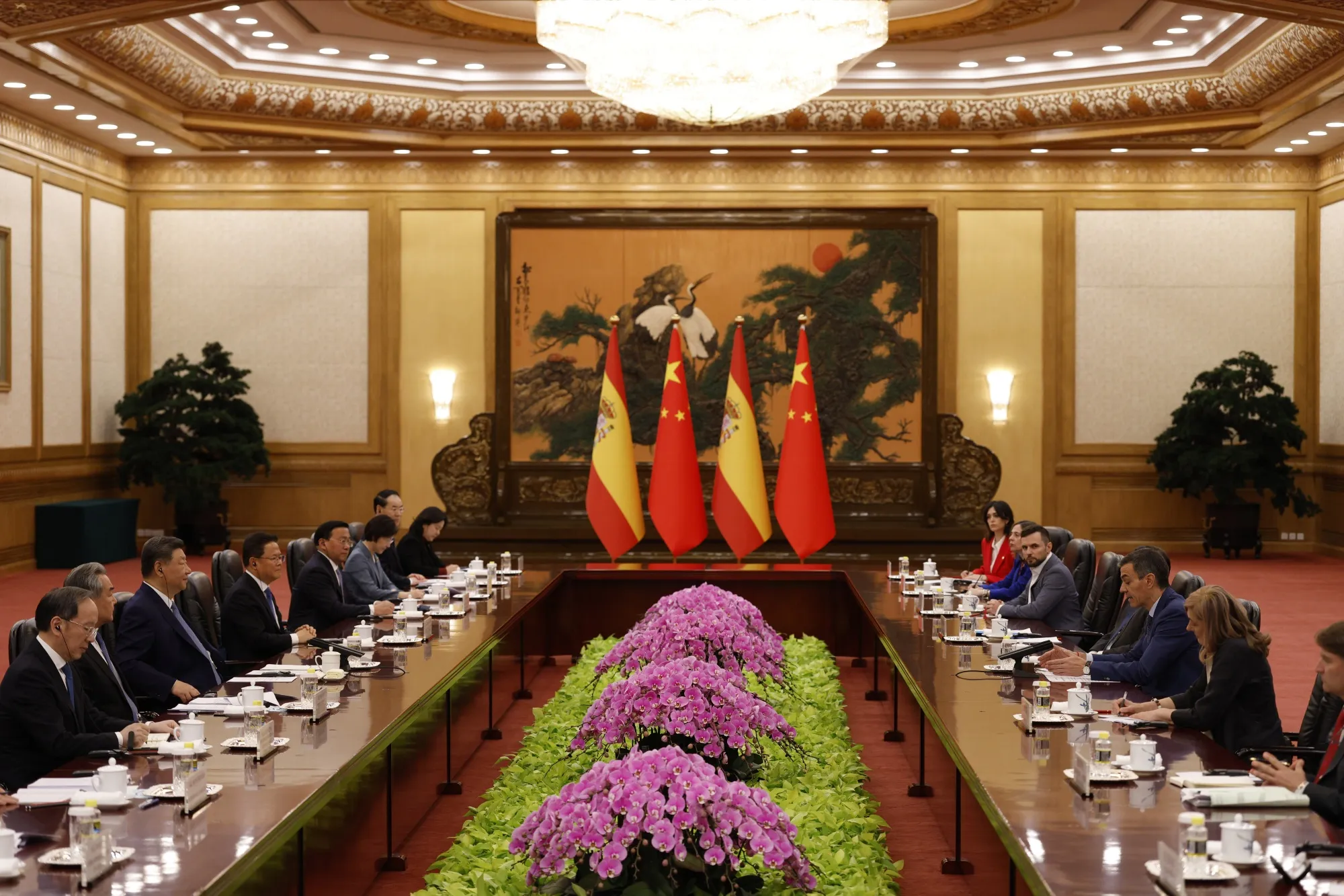 Xi Jinping meets with Pedro Sanchez in Beijing on April 14.