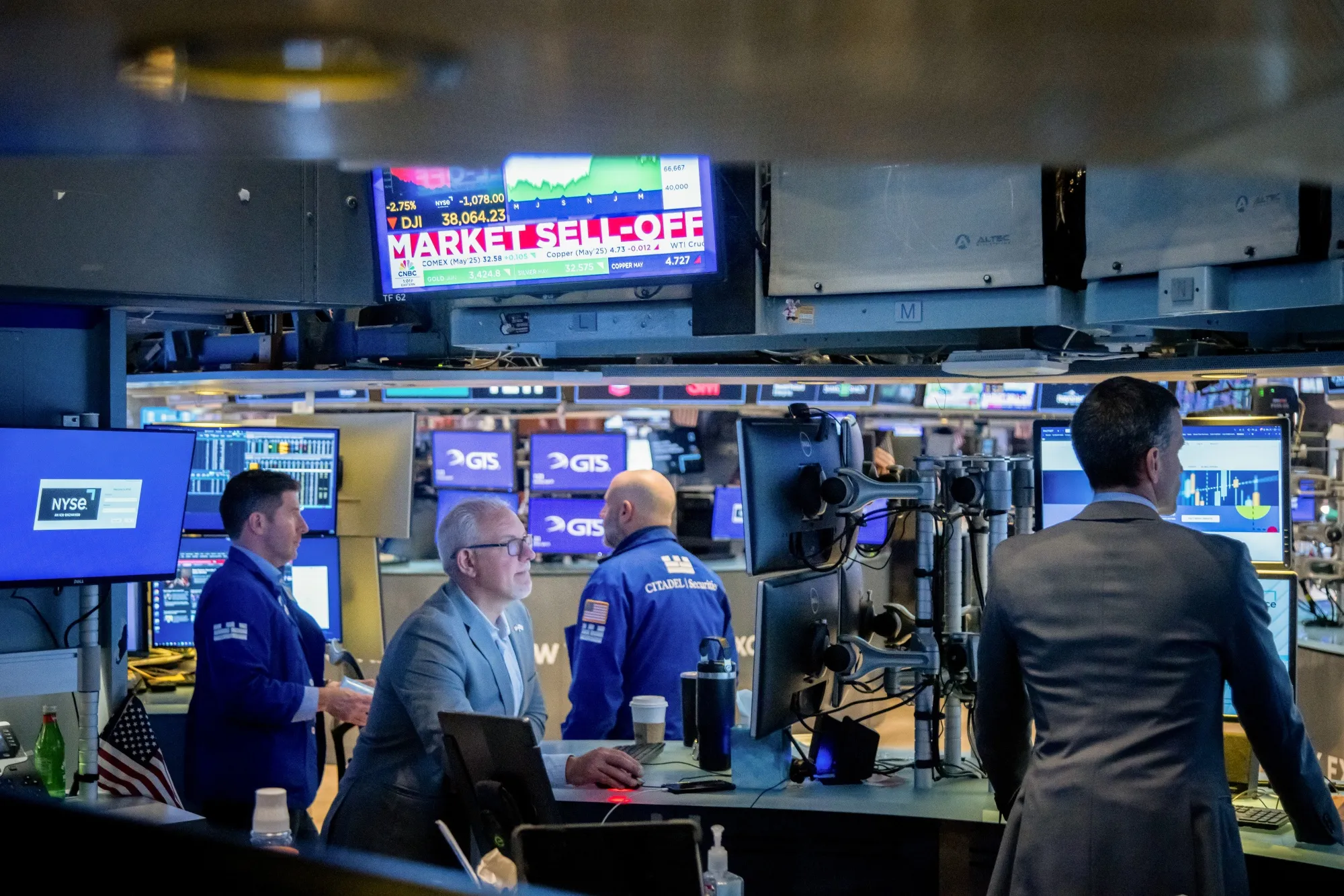 Us Traders US Markets Drop With Traders Calm as Big Swings Become the Norm - Bloomberg