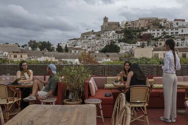 Hotter Summers and Overcrowding Threaten Europe’s Tourist Economies