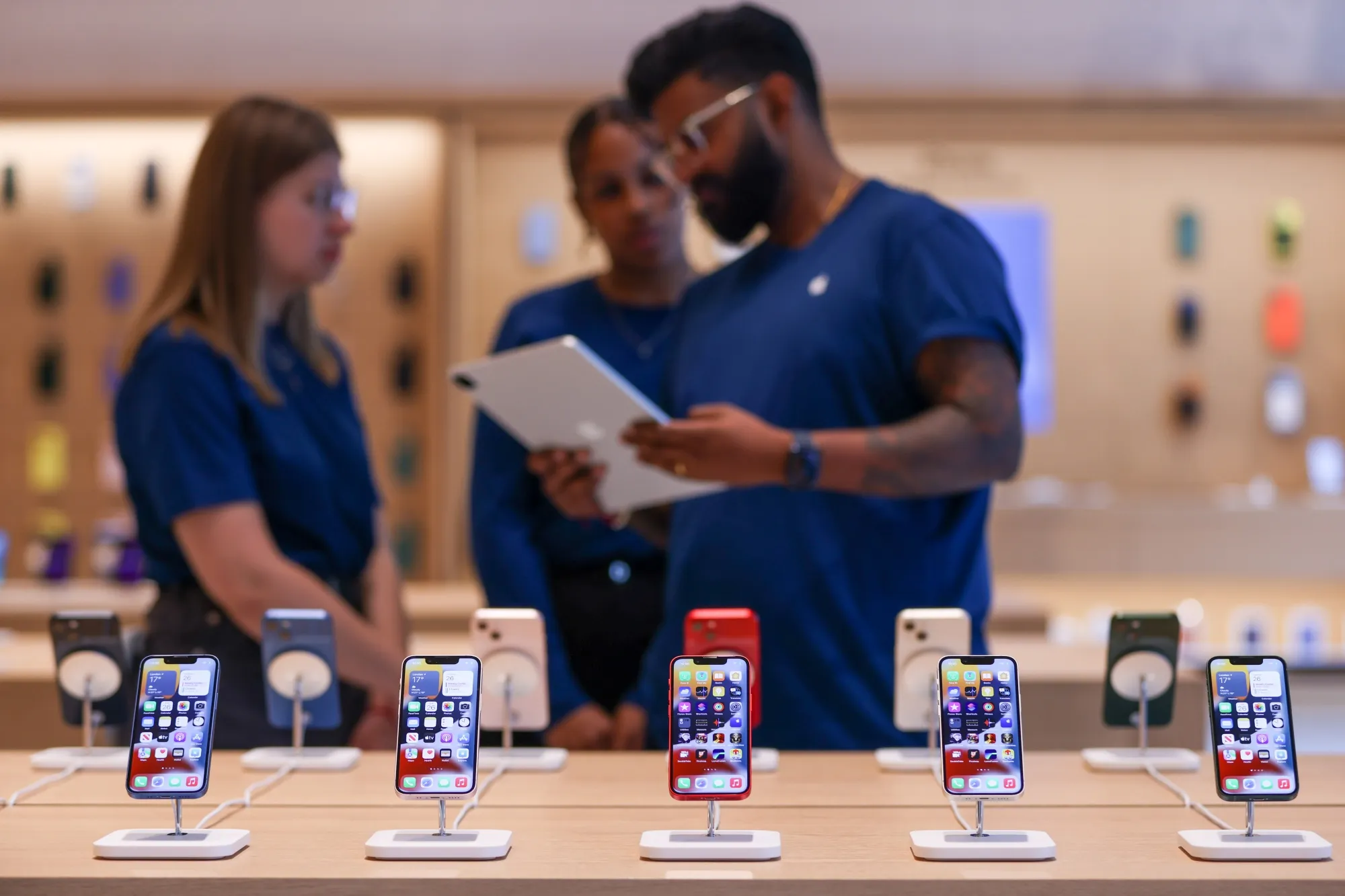The iPhone 13 models&nbsp;at an Apple Store.