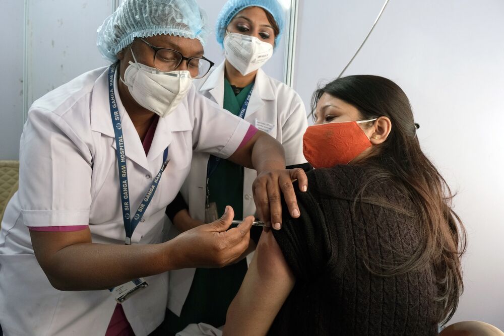 India Vaccinates 381,305 People for Covid, Health Ministry Says - Bloomberg