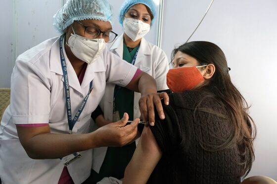 India Vaccinates 381,305 People for Covid, Health Ministry Says