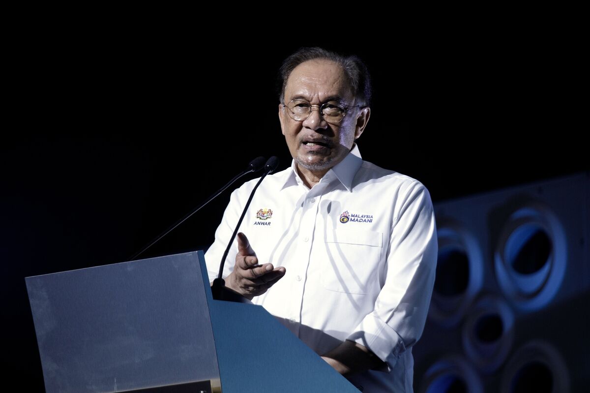 Anwar Aims to Cut Malaysia Deficit as Taxes Replace Oil Revenue