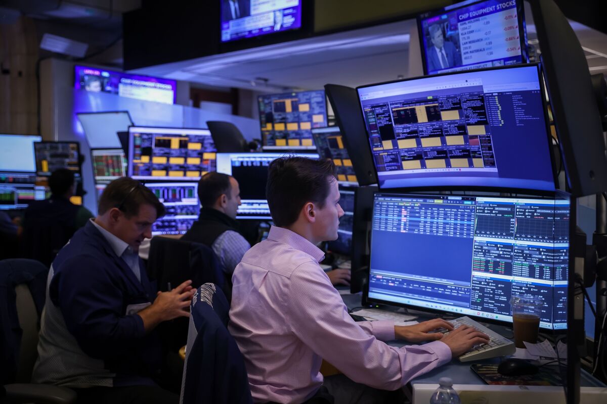 US Stock Futures Rise as Traders Parse Fedspeak, Earnings