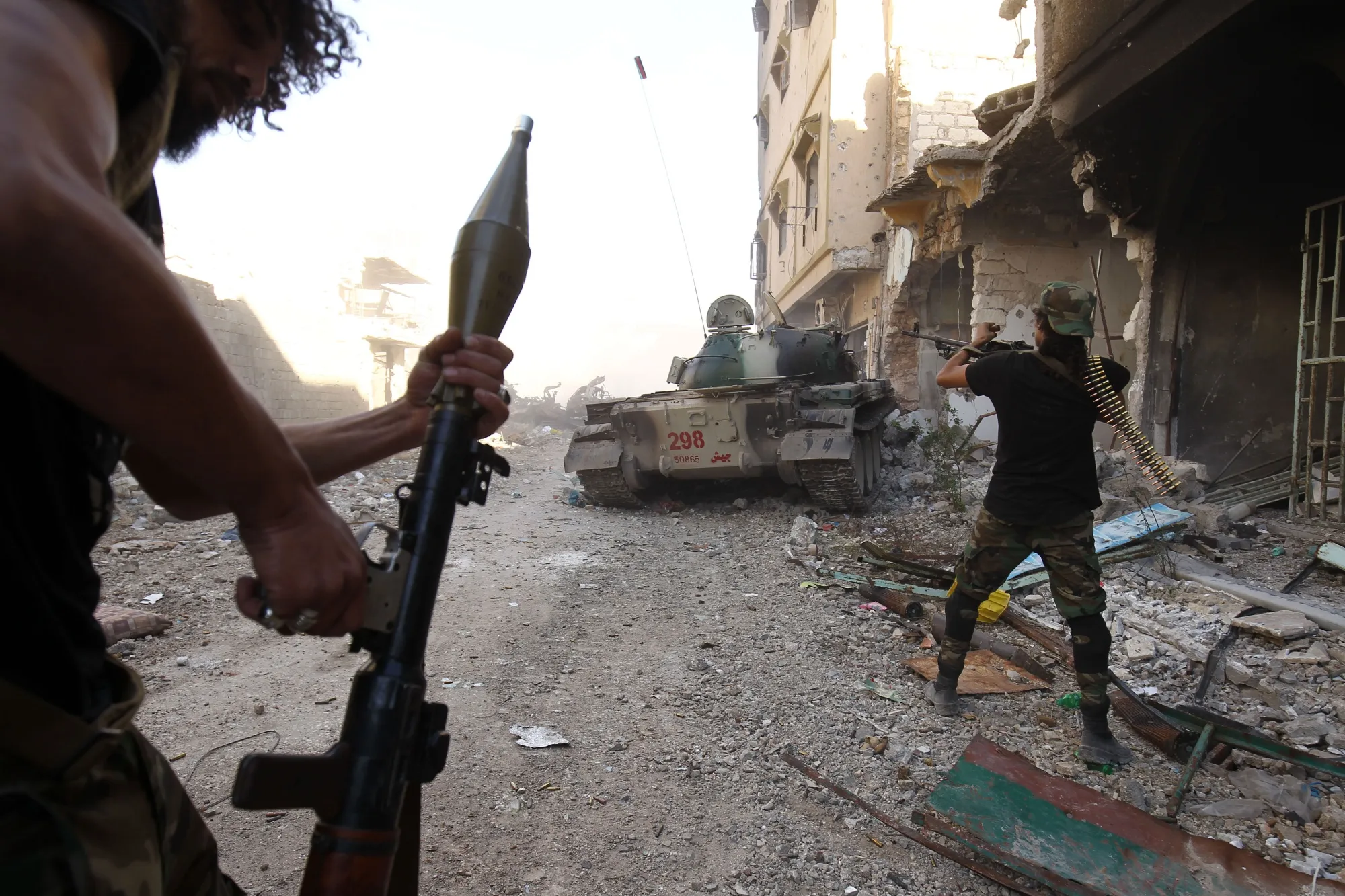 Members of the self-styled Libyan National Army, loyal to the country's east strongman Khalifa Haftar, open fire during clashes with militants in Benghazi's central Akhribish district on Nov.&nbsp;9, 2017.