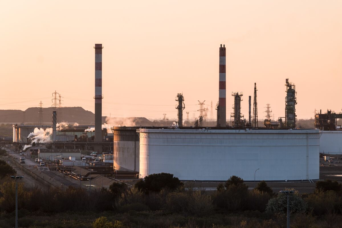 bloomberg.com - Rong Wei Neo - Oil Holds Decline as Traders Weigh Trump's Latest Iran Threats