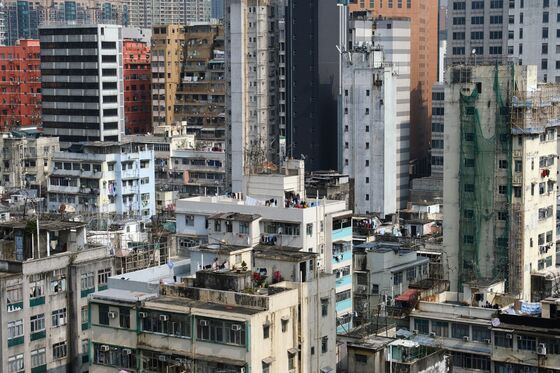 Hong Kong Imposes First Covid Lockdown in Kowloon Area