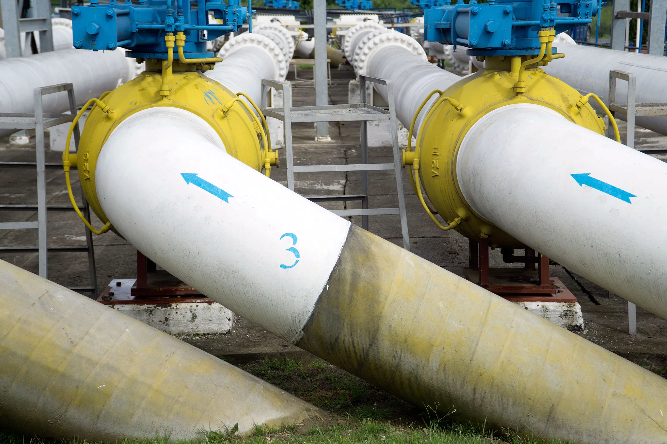 Flow direction arrows sit on trunk pipes at the gas metering station, operated by NAK Naftogaz Ukrainy, in Uzhgorod, Ukraine, on Thursday, May 28, 2015. Ukraine aims to reach a natural gas deal with Russia in June to cover next winter, and has warned that failure to reach an agreement would make a new crisis 'artificially created by the Russian side' very likely.
