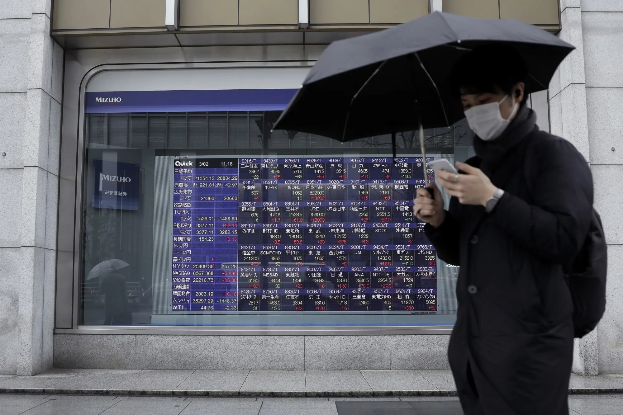 Japan Shares Stage Rebound as BOJ Pledges Stability, Liquidity