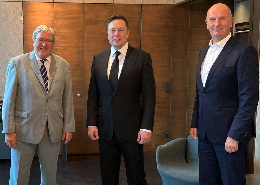 Elon Musk with Joerg Steinbach and Dietmar Woidke in Berlin, on Sept. 2.