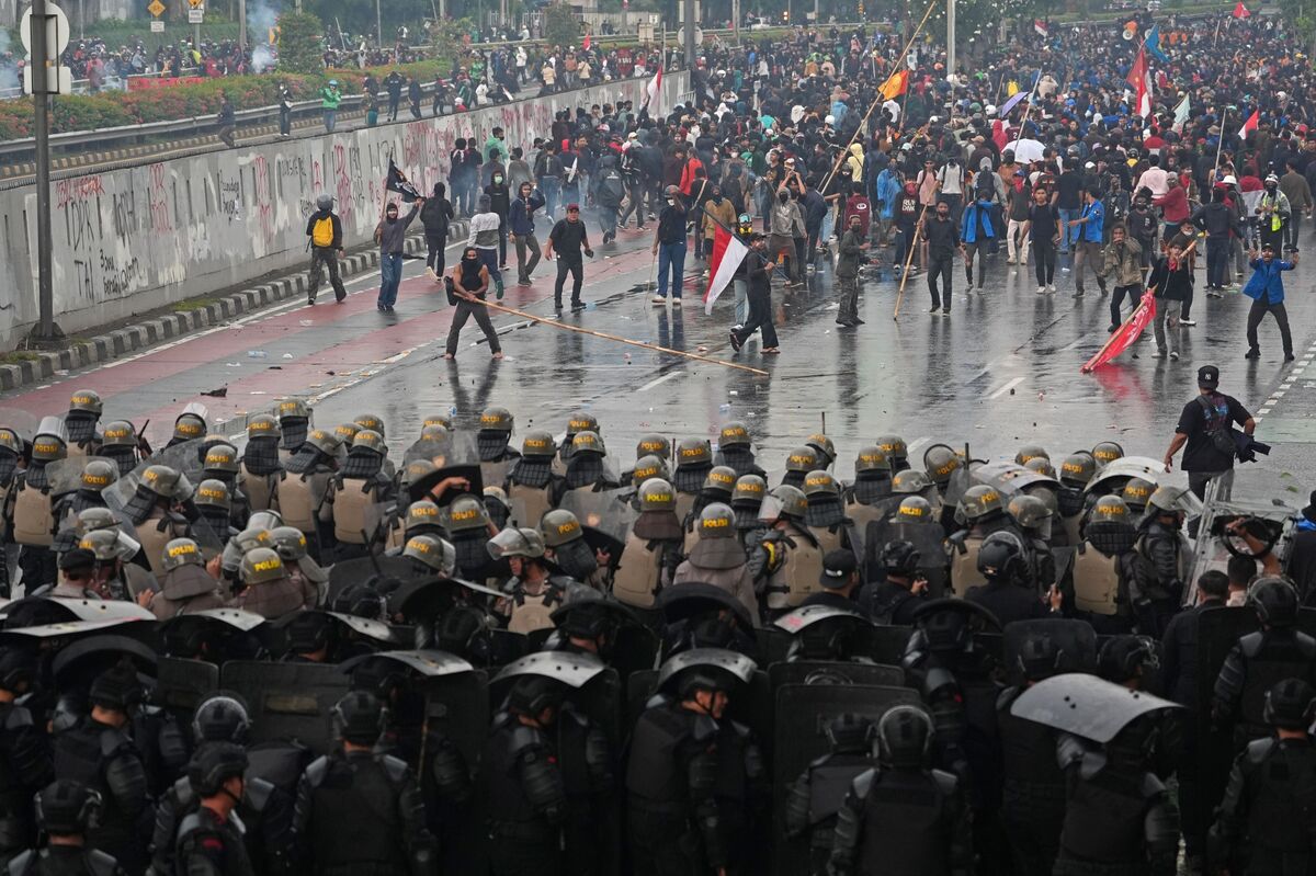 Thousands Clash With Police in Jakarta as Protests Intensify