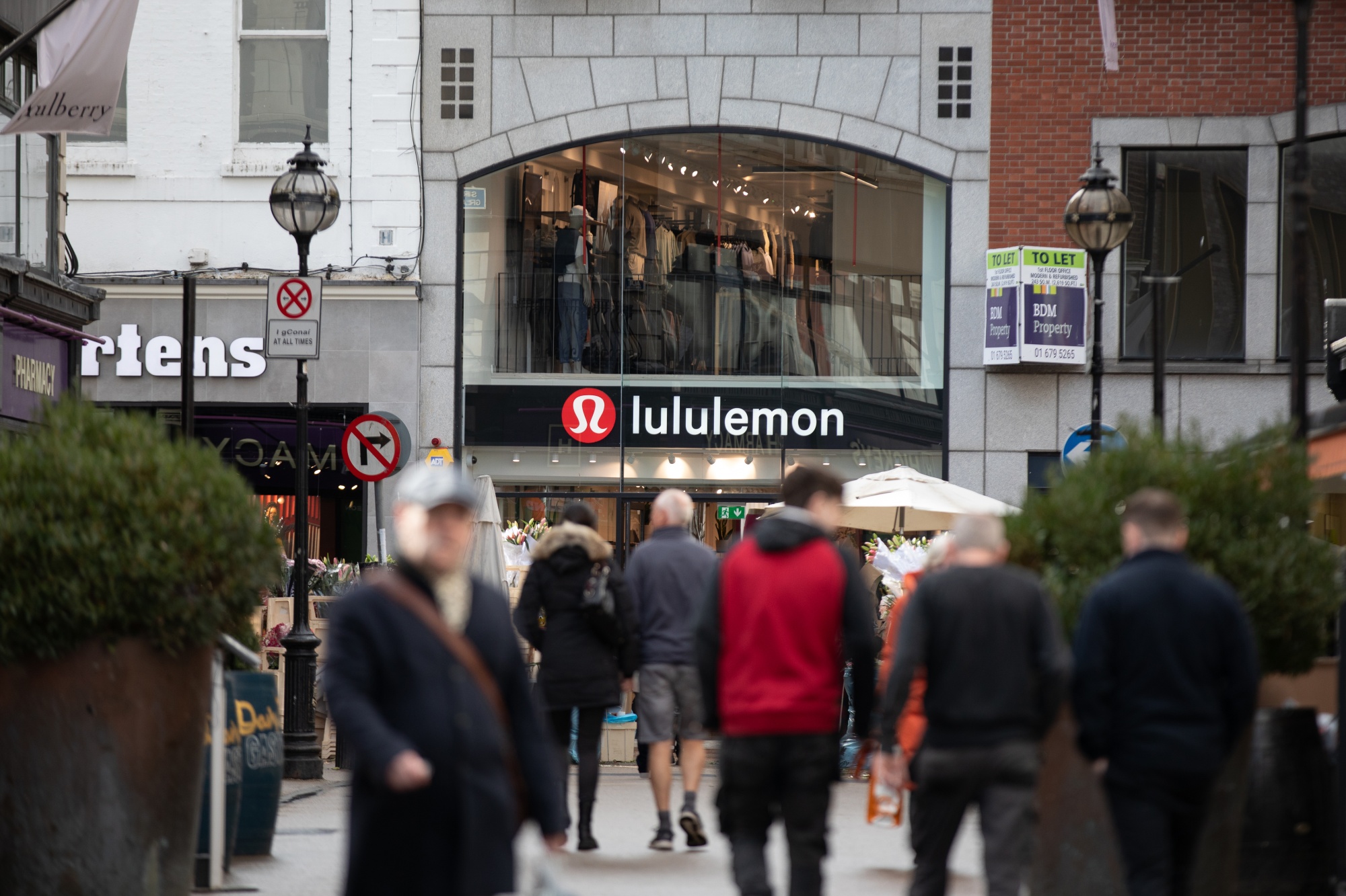 Lululemon (LULU) Hits Bottom of S&P 500 as Concern Over Outlook Builds -  Bloomberg