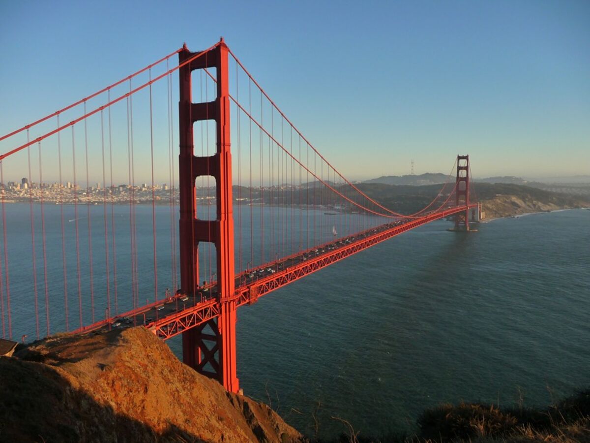 The Never Ending Job Of Painting The Golden Gate Bridge Bloomberg