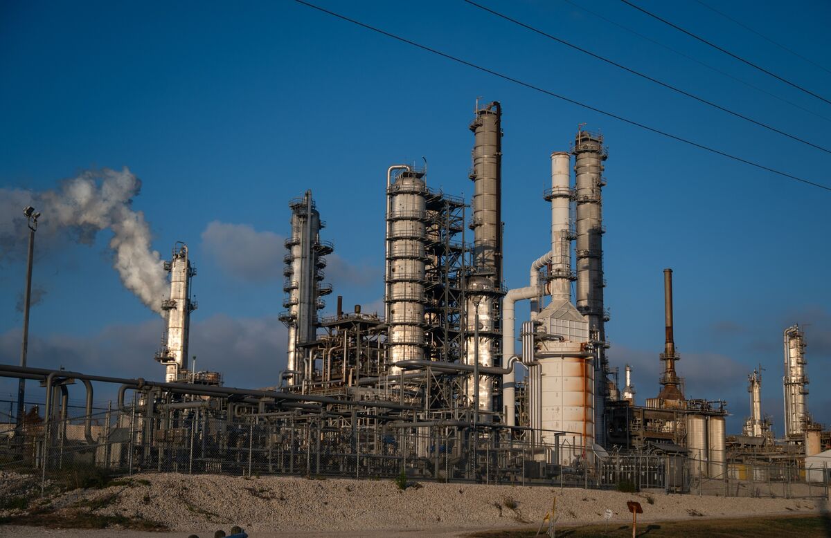 Crypto Traders on Tenterhooks as Oil Prices Signal Risks