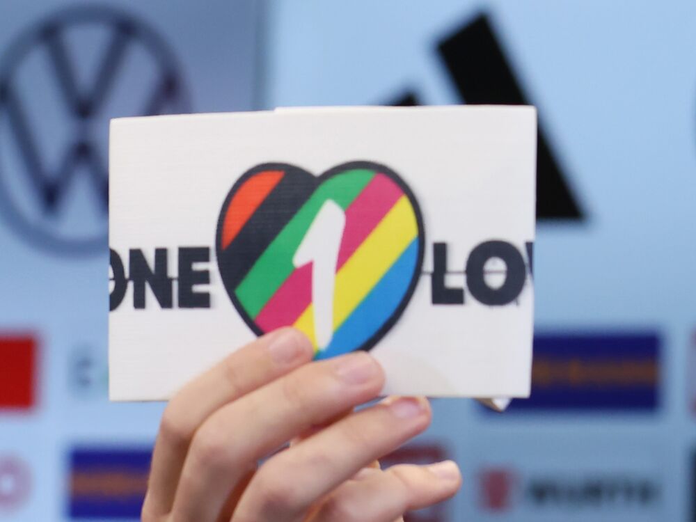 サッカーLOVE 出品 サッカーW杯の7チーム、虹色の腕章着用を断念－FIFAが制裁警告