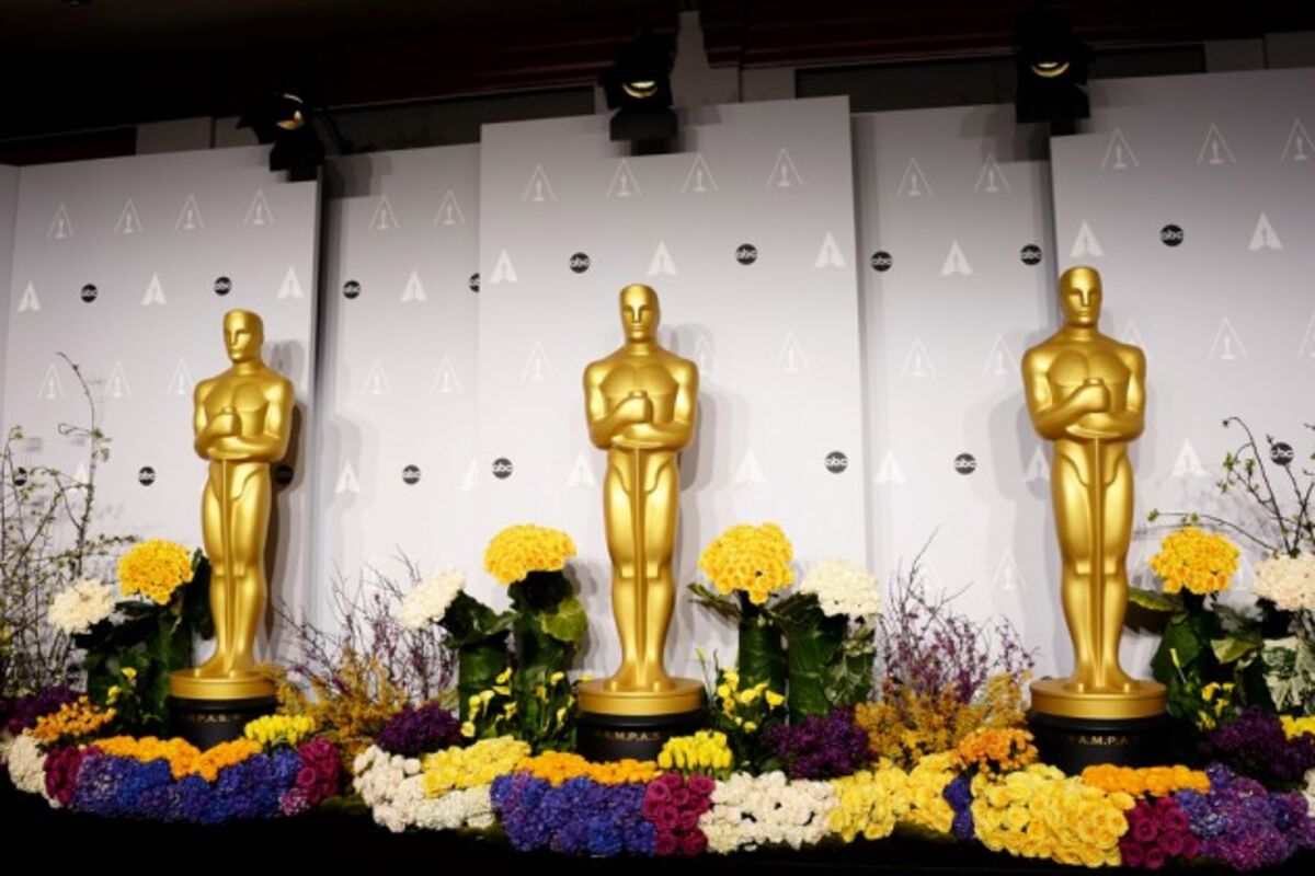 Black Ribbons and Hasty Oscar Tribute for Dead Film Crew Member Bloomberg