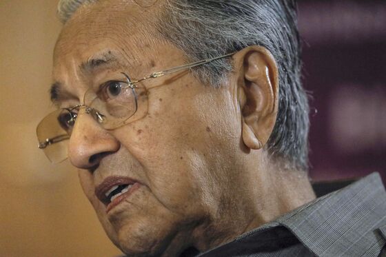Mahathir Says Opposition Lacks Votes to Oust Malaysia Leader