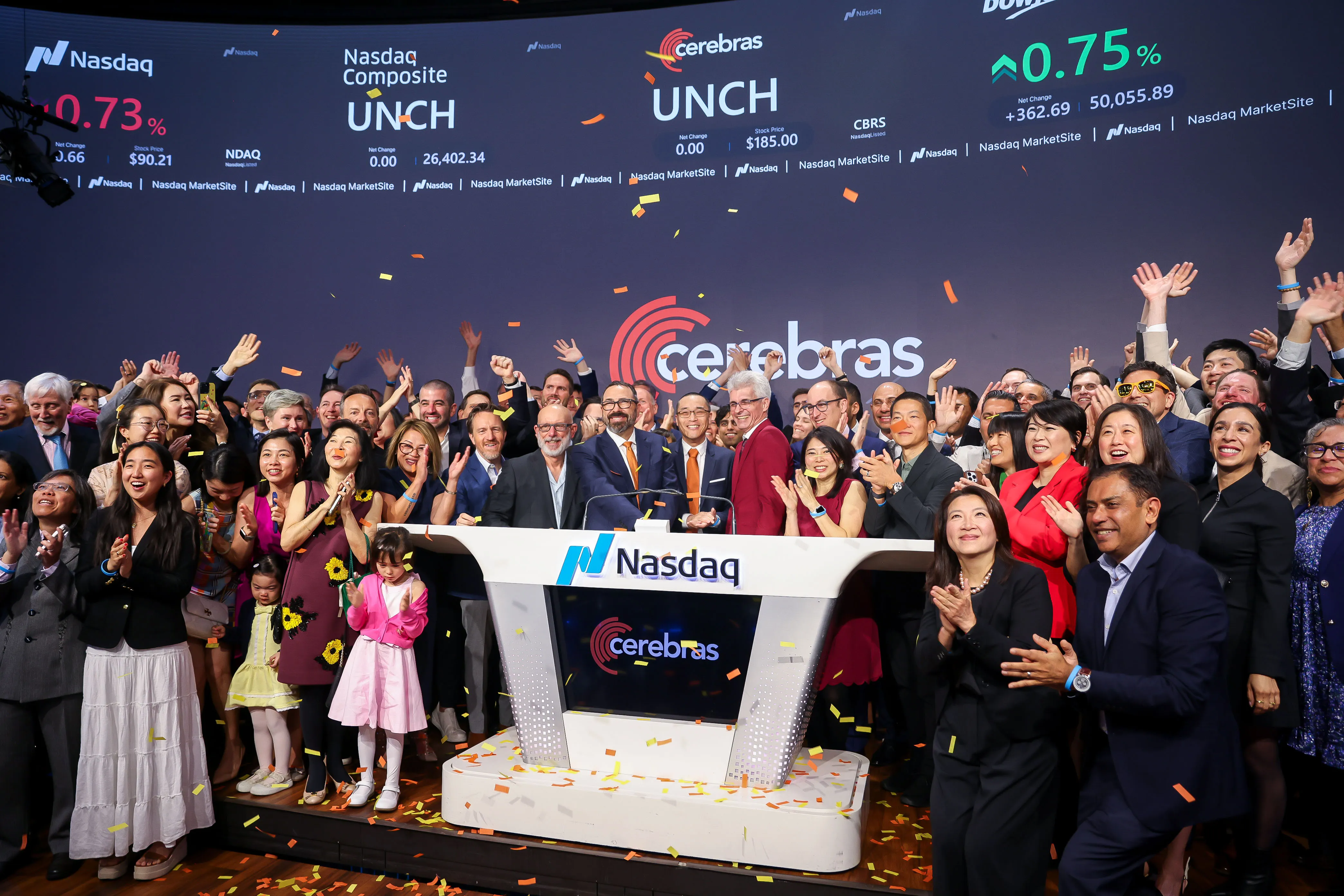 Andrew Feldman, cofundador y director ejecutivo de Cerebras Systems Inc., en el centro a la izquierda, durante la oferta pública inicial de la compañía en el Nasdaq MarketSite en Nueva York, EE.UU., el jueves 14 de mayo de 2026.