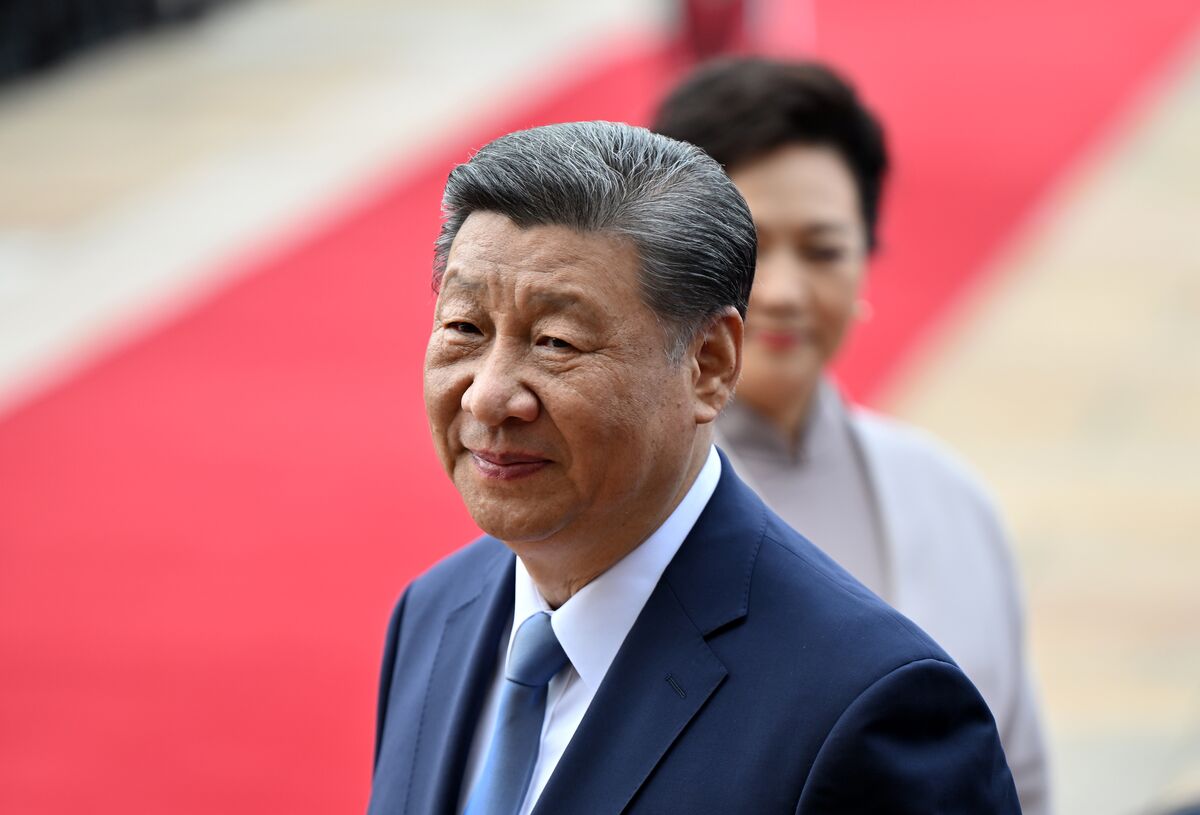 Xi Jinping e Donald Trump em composição editorial sobre terras-raras e negociações comerciais entre China e Estados Unidos