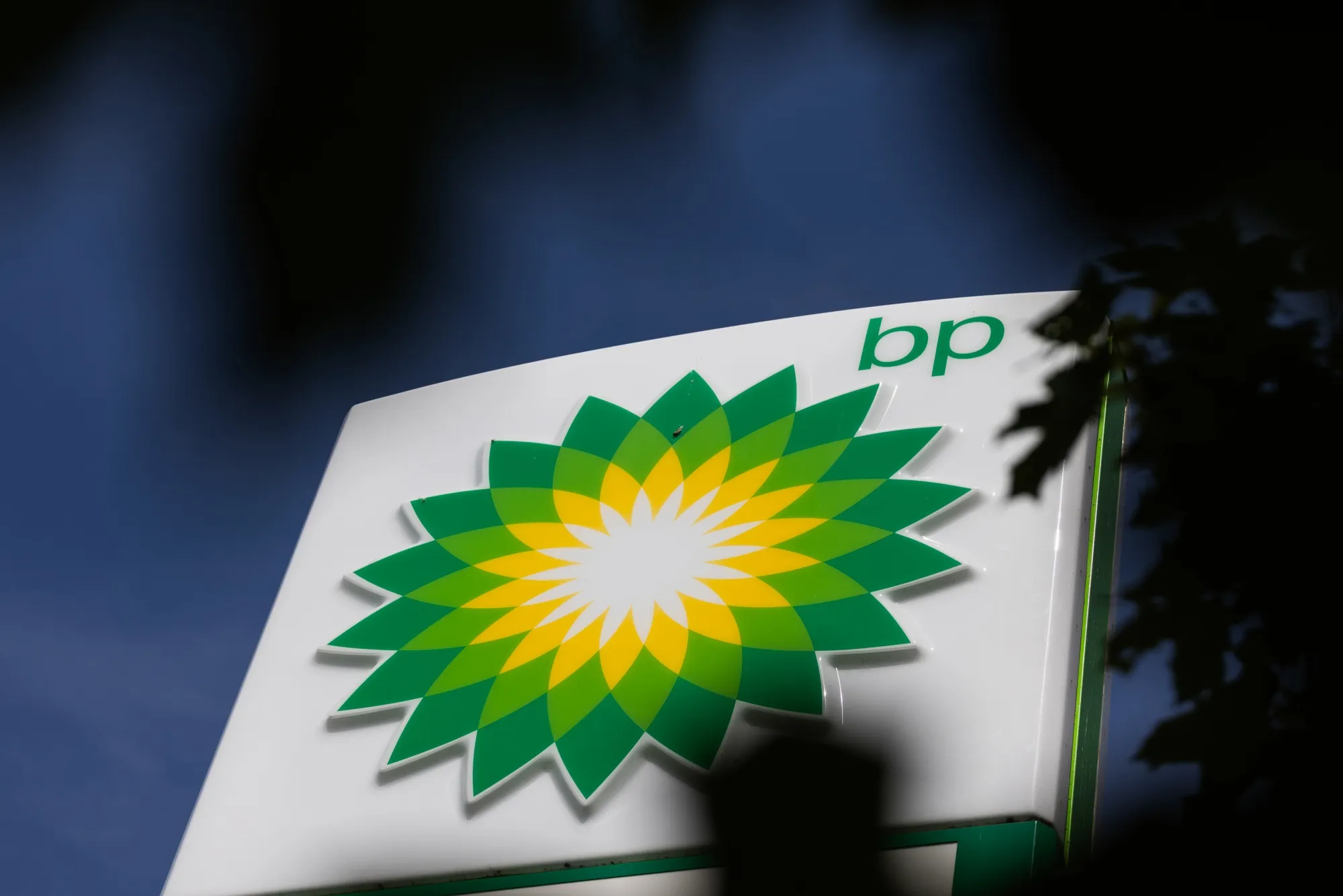 BP posts $8.46 billion profit, clears Deepwater liabilities
