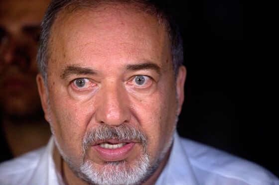 Israel's Defense Minister Quits, Calls for Early Elections