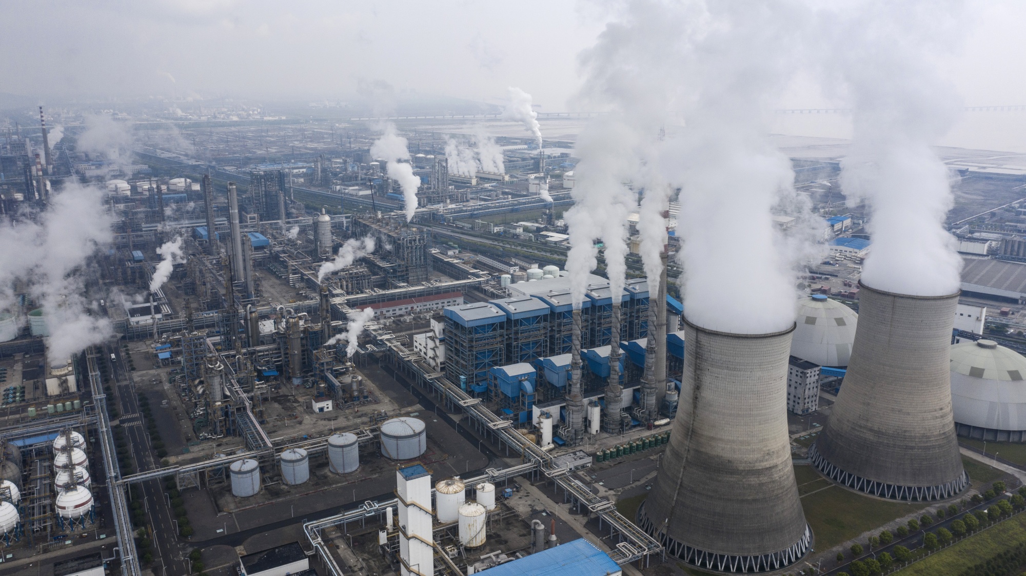 ブルームバーグのニュース記事「中国国有石油大手、ロシア産原油の一部購入取りやめ-米制裁発表後」の画像