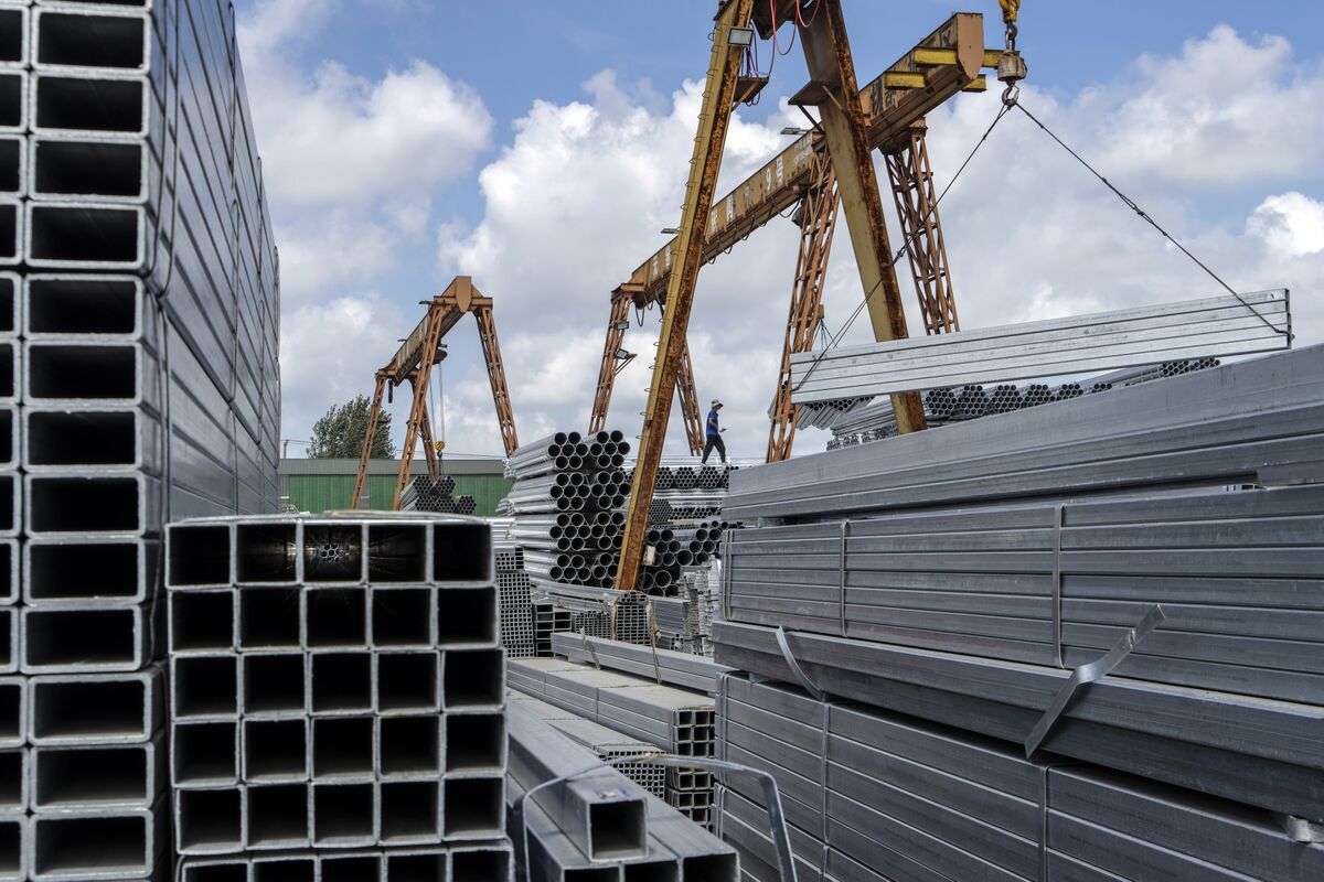 Cover Image for China Cuts Steel Output as Beijing’s Curbs Start to Take Effect