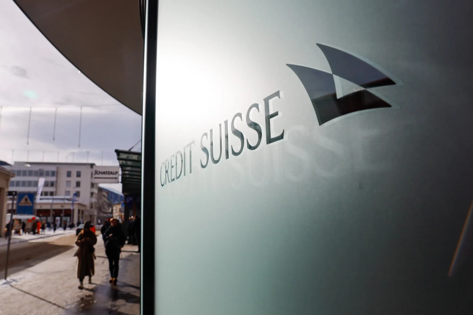 For staff who stayed at Credit Suisse, the awards allowed them to get immediate cash rather than wait years.&nbsp;