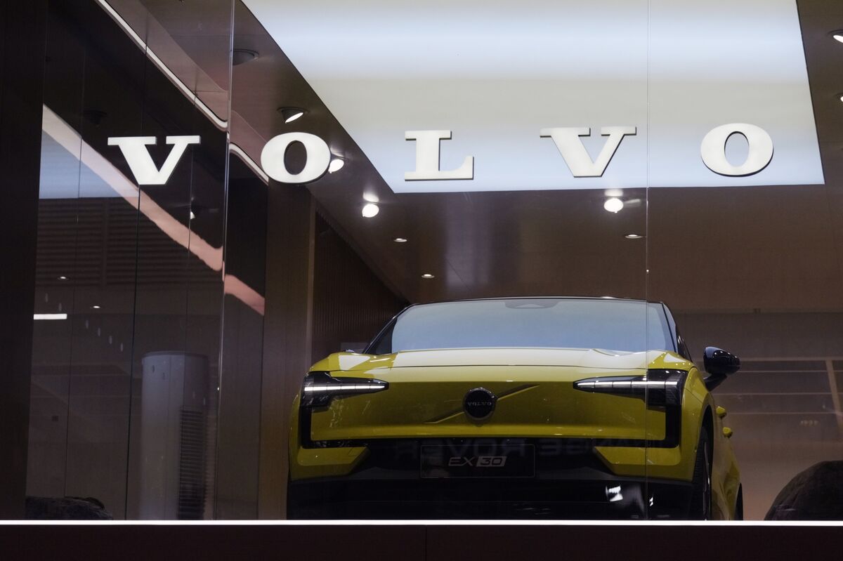 Volvo Rejigs China Business in Push to Counter Stalling Sales