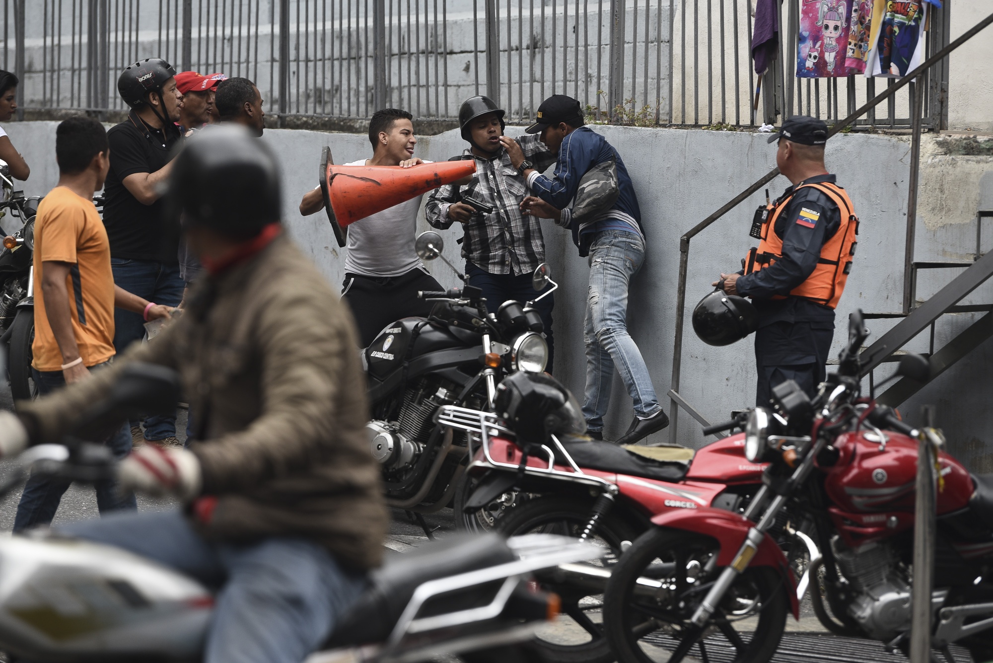 Mob Of Maduro Supporters Attacks Opposition Lawmakers In Caracas