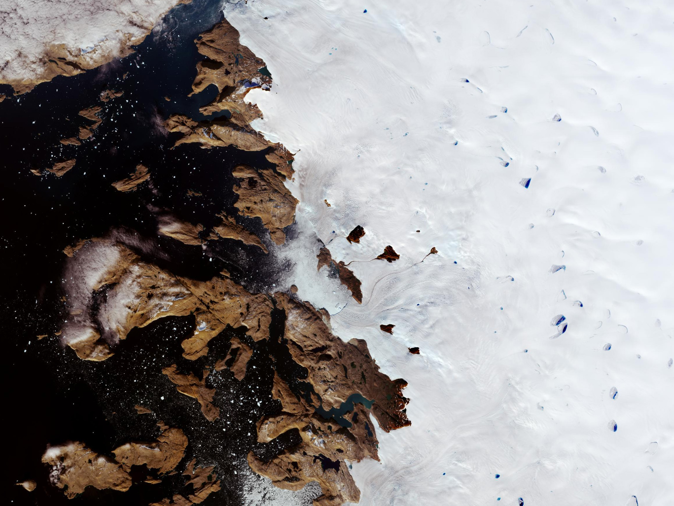 Melt ponds in Greenland's Sugar Loaf Bay&nbsp;captured by Copernicus Sentinel-2 on Aug. 29