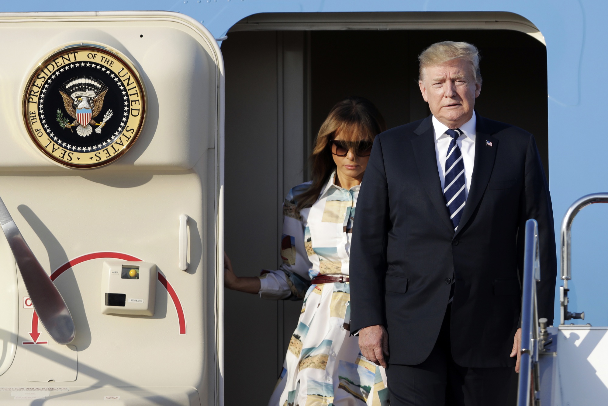 Donald Trump wysiada z Air Force One po przybyciu na lotnisko Haneda w Tokio, 25 maja.Â 