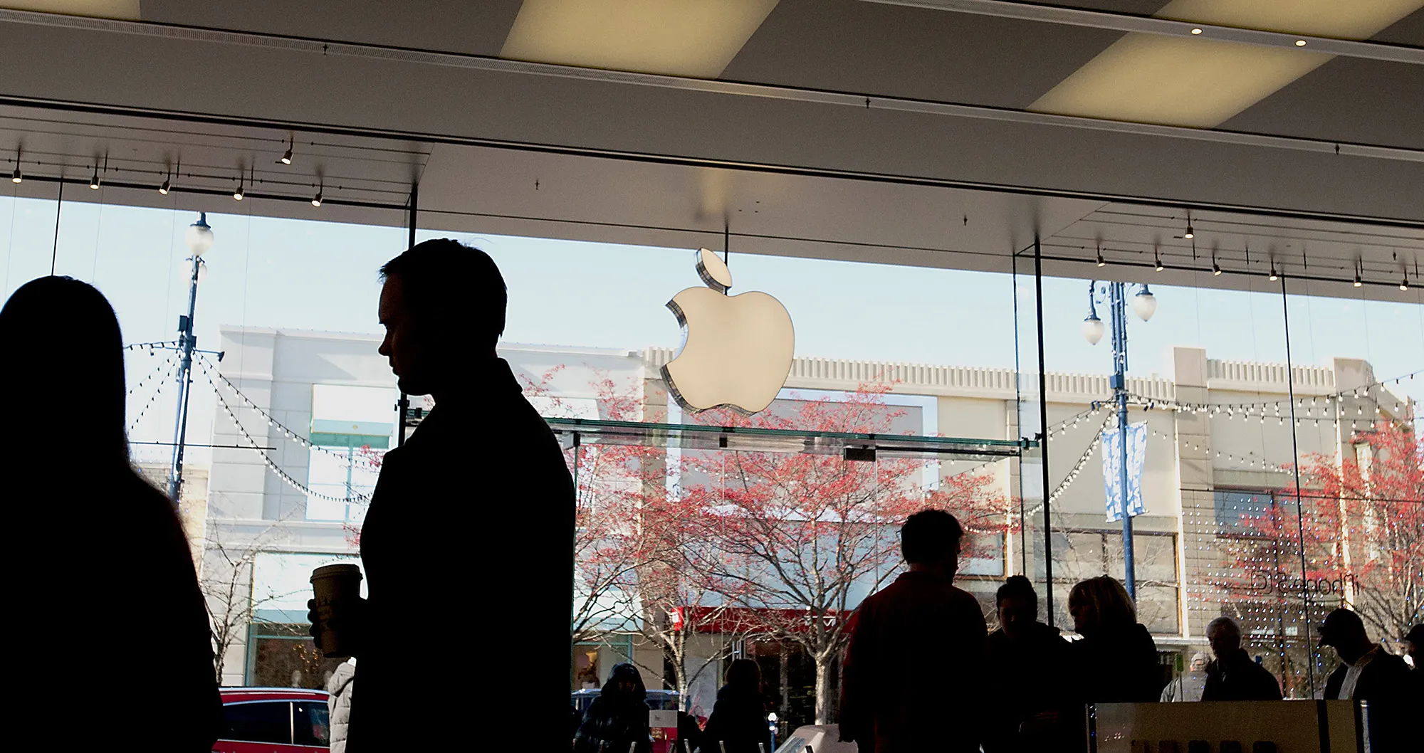 Shoppers at an&nbsp;Apple&nbsp;store at the Easton Towne Center in Columbus, Ohio.