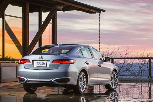 The ILX comes with an (optional) spoiler and side-body panels.